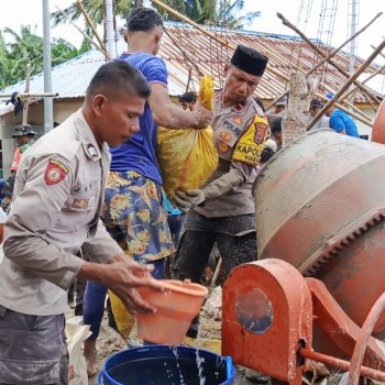 Personel Polsek Huamual Bantu Pengecoran Slop Masjid Sekaligus Sampaikan Himbauan Kamtibmas