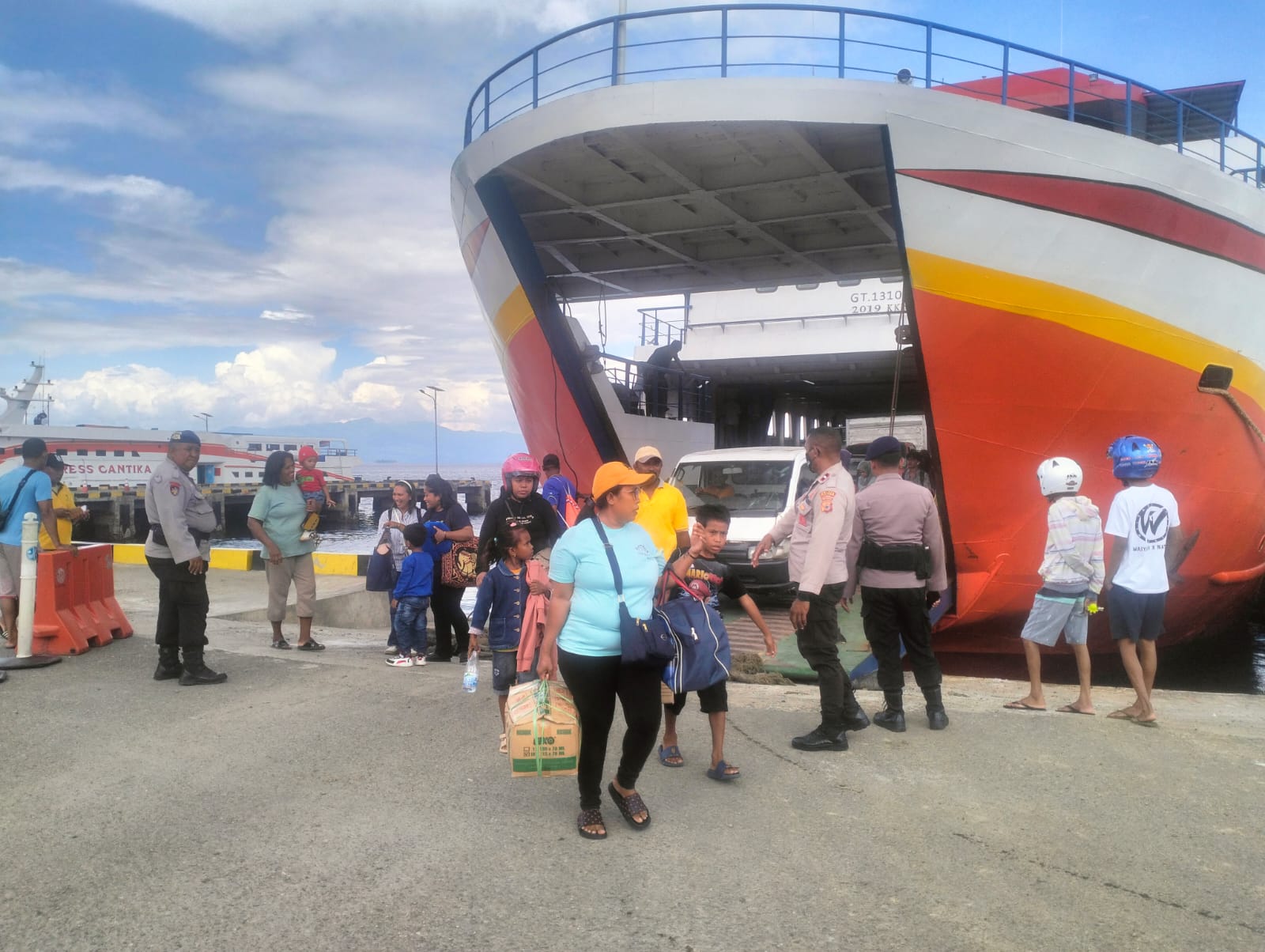 Polresta Ambon Gelar Pengamanan di Pelabuhan Tulehu Jelang Natal 2024