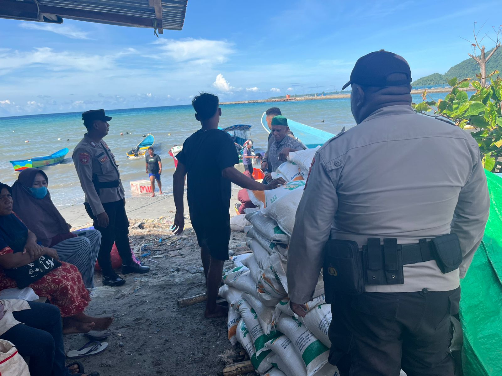 Sat Binmas Polres Buru Selatan Laksanakan Sambang, Berikan Himbauan Kepada Masyarakat Antisipasi Cuaca Buruk di Laut