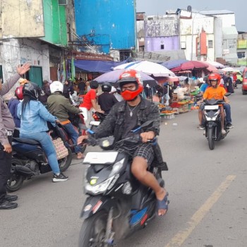 Anggota Pos PAM Mardika Lakukan Pengaturan Lalu Lintas Antisipasi Kemacetan