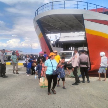 Polresta Ambon Gelar Pengamanan di Pelabuhan Tulehu Jelang Natal 2024