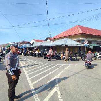 Dalam Menjaga Arus Lalin Jelang Natal Personil Pengamanan Melaksanakan Gatur