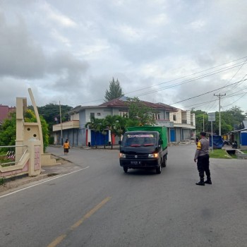 Personil Polsek Kisar Gatur Jalan, Maksimalkan Pelayanan Demi Keselamatan Pengguna Jalan