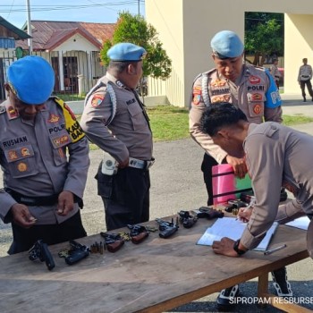 Polres Buru Selatan Lakukan Pendataan dan Pemeriksaan Senpi Anggota