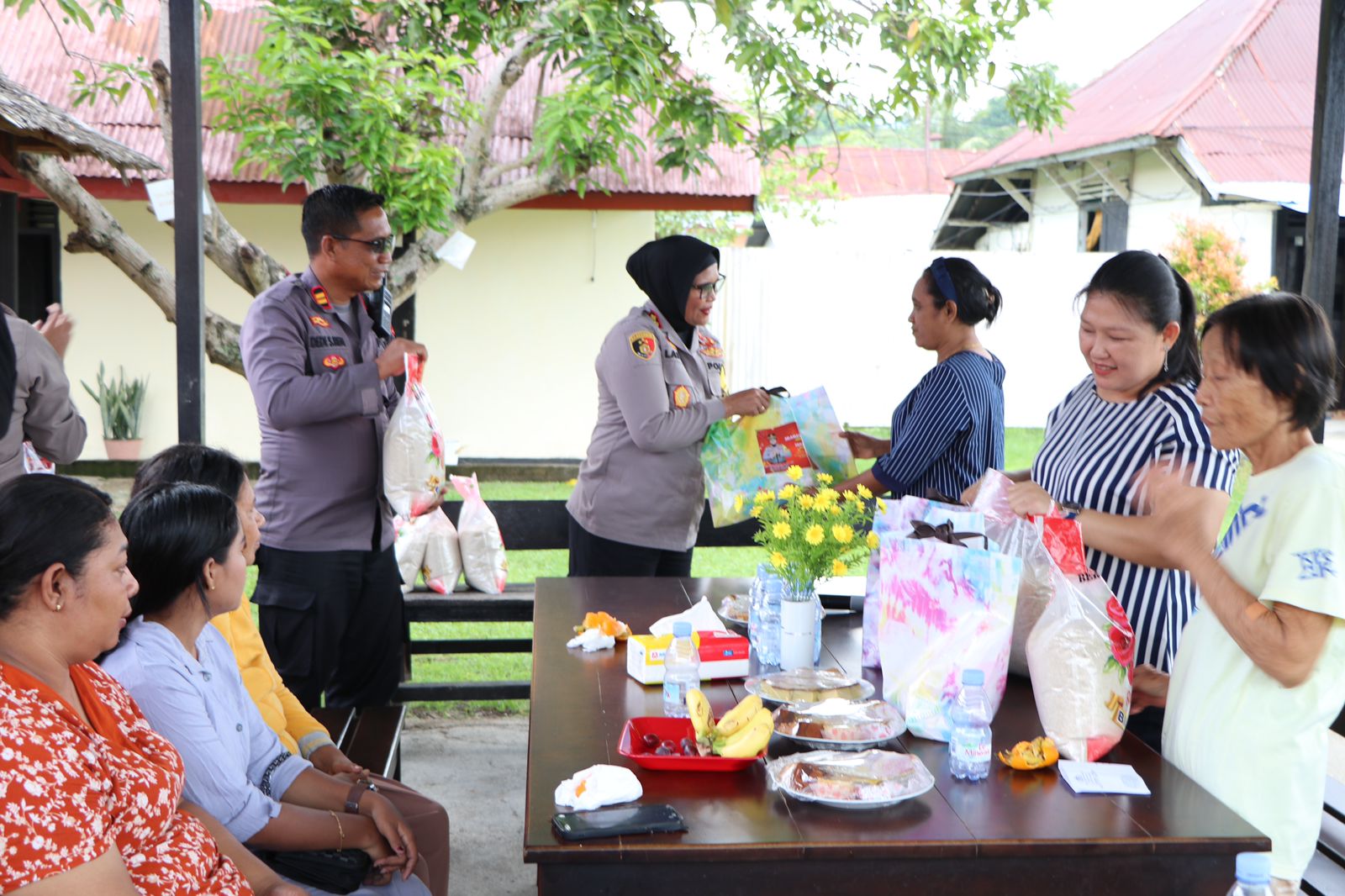 Kapolres Buru AKBP Sulastri Sukidjang S.H, S.I.K., M.M. Berbagi kasih dengan para janda, fakir miskin Yang beragama Nasrani di momen Natal