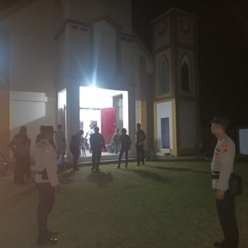 Personil Polsek Salahutu Lakukan Pengamanan Ibadah Malam Natal di Gereja Katolik Santo Yohanis Paulus II Negeri Waai