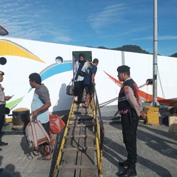 Pos Pengamanan Operasi Lilin Salawaku 2024 Polres Buru Selatan di Pelabuhan Laut Namrole lakukan Pengamanan Kapal Penumpang KM. Cantika Lestari 5E.