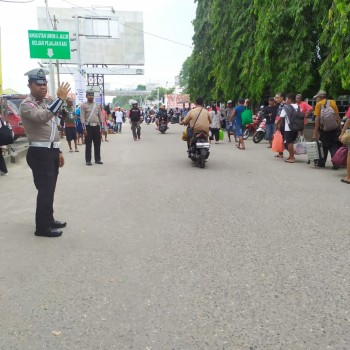 Satgas Kamseltibcarlantas Ops Lilin Salawaku 2024 Polres SBB Laksanakan Gatur untuk atasi Kepadatan