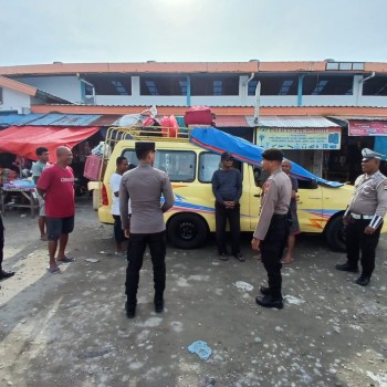 Pastikan Kamtibmas Aman, Personel Pos Pelayanan Ops Lilin Salawaku Polres SBB Lakukan Patroli Jalan Kaki di Seputaran Terminal