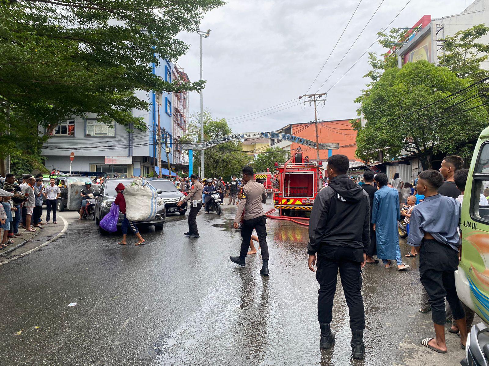 Polresta Ambon Turun TKP Kebakaran Gudang Besi Tua di Talake