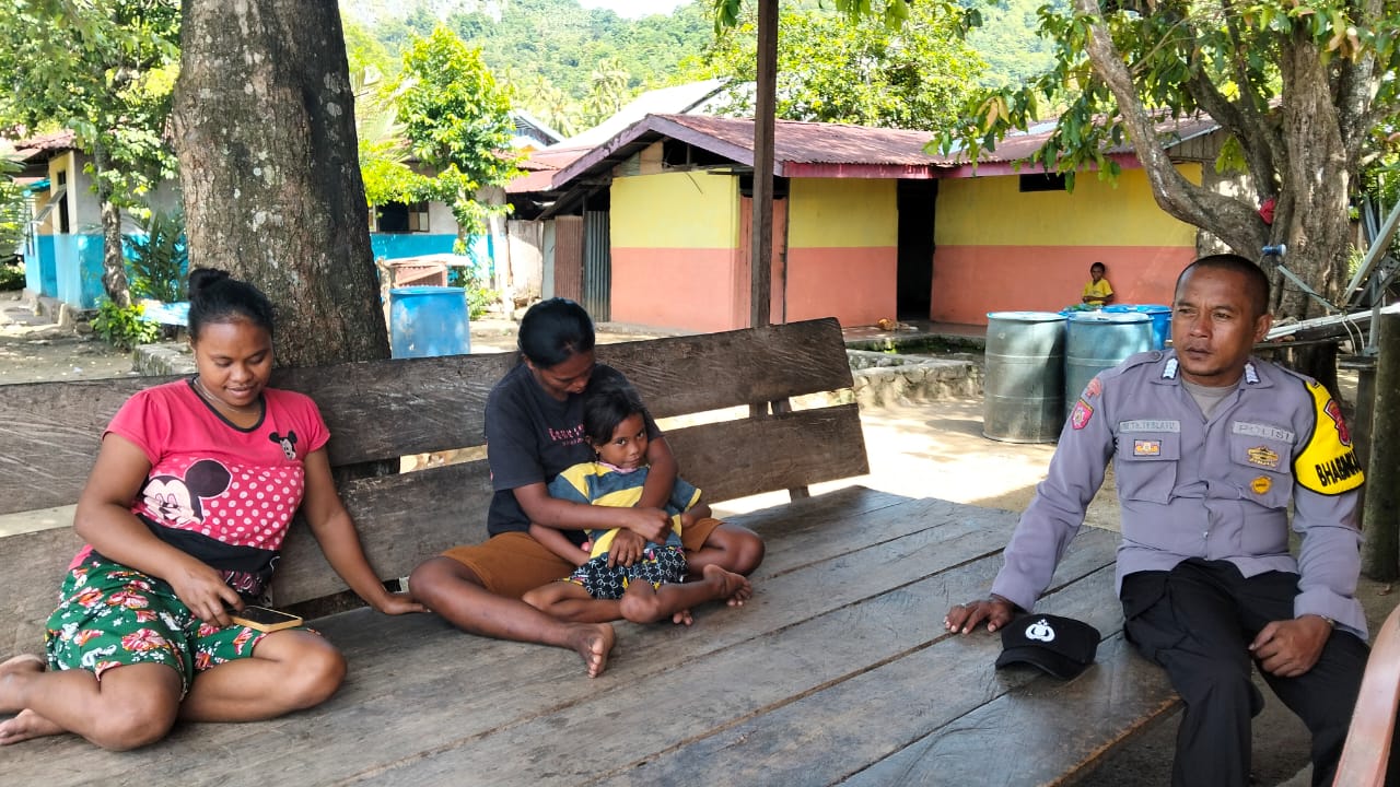 Sambang Desa, Bhabinkamtibmas Polsek Leksula Sampaikan Imbauan Kamtibmas