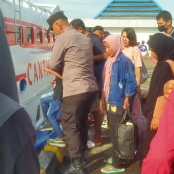 Personel Polresta Ambon Lakukan Pengamanan di Pelabuhan Tulehu Antisipasi Lonjakan Liburan Tahun Baru