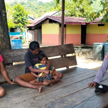 Sambang Desa, Bhabinkamtibmas Polsek Leksula Sampaikan Imbauan Kamtibmas