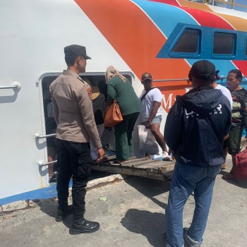 Kegiatan Pelayanan Keberangkatan KM CRYSTABEL EXPRESS oleh Personel Polsek Kei Besar di Pelabuhan Elat Kec. Kei Besar.