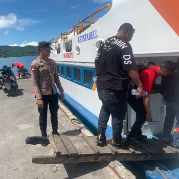 Kegiatan Pelayanan Keberangkatan KM CRYSTABEL EXPRESS oleh Personel Polsek Kei Besar di Pelabuhan Elat