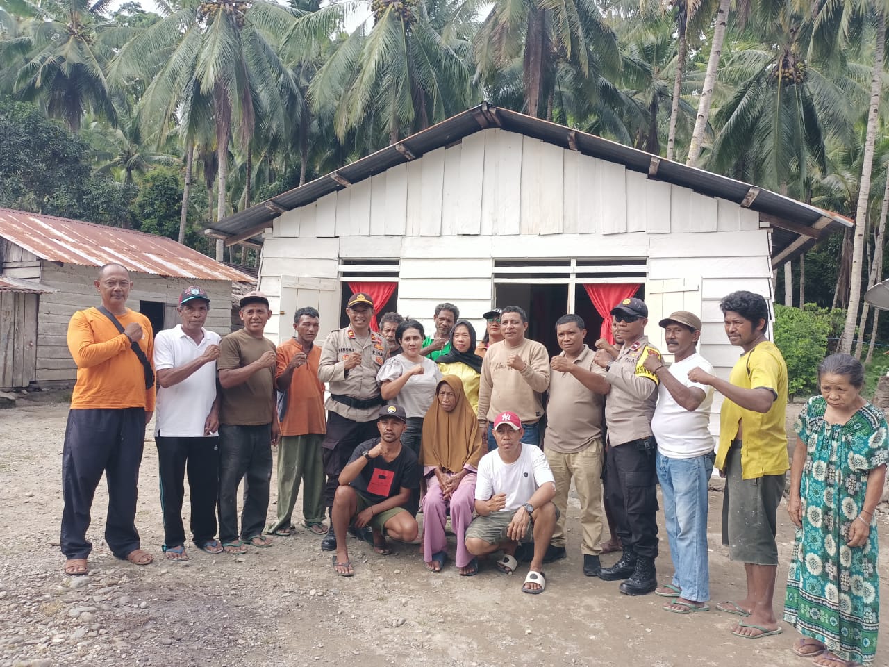 Personel Polsek Air Buaya dan Pemdes Wamlana Renovasi Rumah Warga Yang Tidak Layak Huni