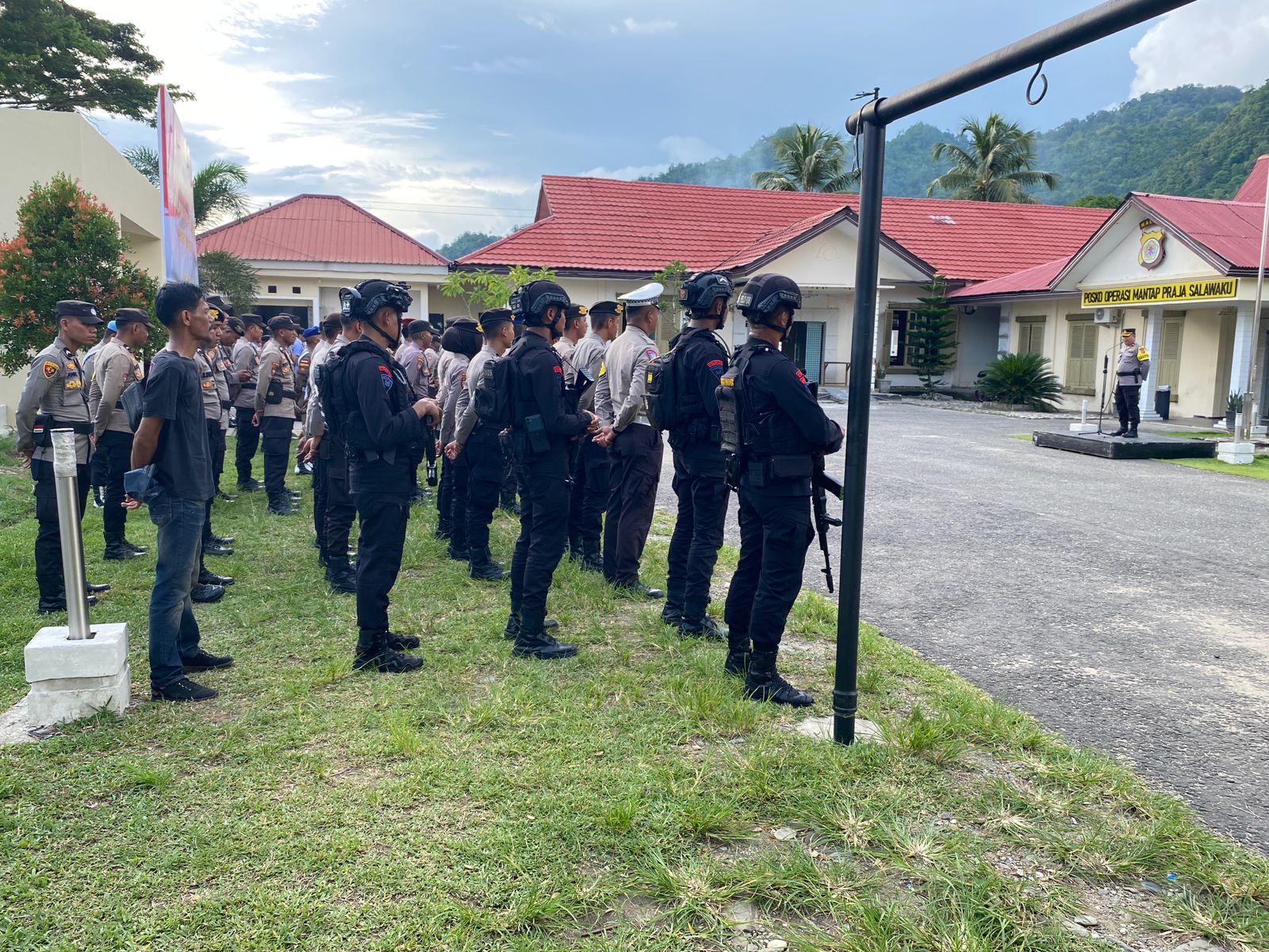 Laksanakan Apel Kesiapan, Polres Buru Selatan Siap Amankan Malam Pergantian Tahun 2025