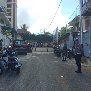 Personel gabungan Ops Lilin Salawaku Polres Kepulauan Tanimbar amankan Ibadah Tahun Baru