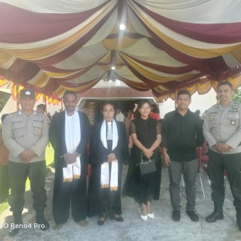 Polres Buru Berikan Pengamanan Ibadah Tahun Baru di Gereja Mizpa Desa Waipotih Dalam Rangka Operasi Lilin Salawaku 2024