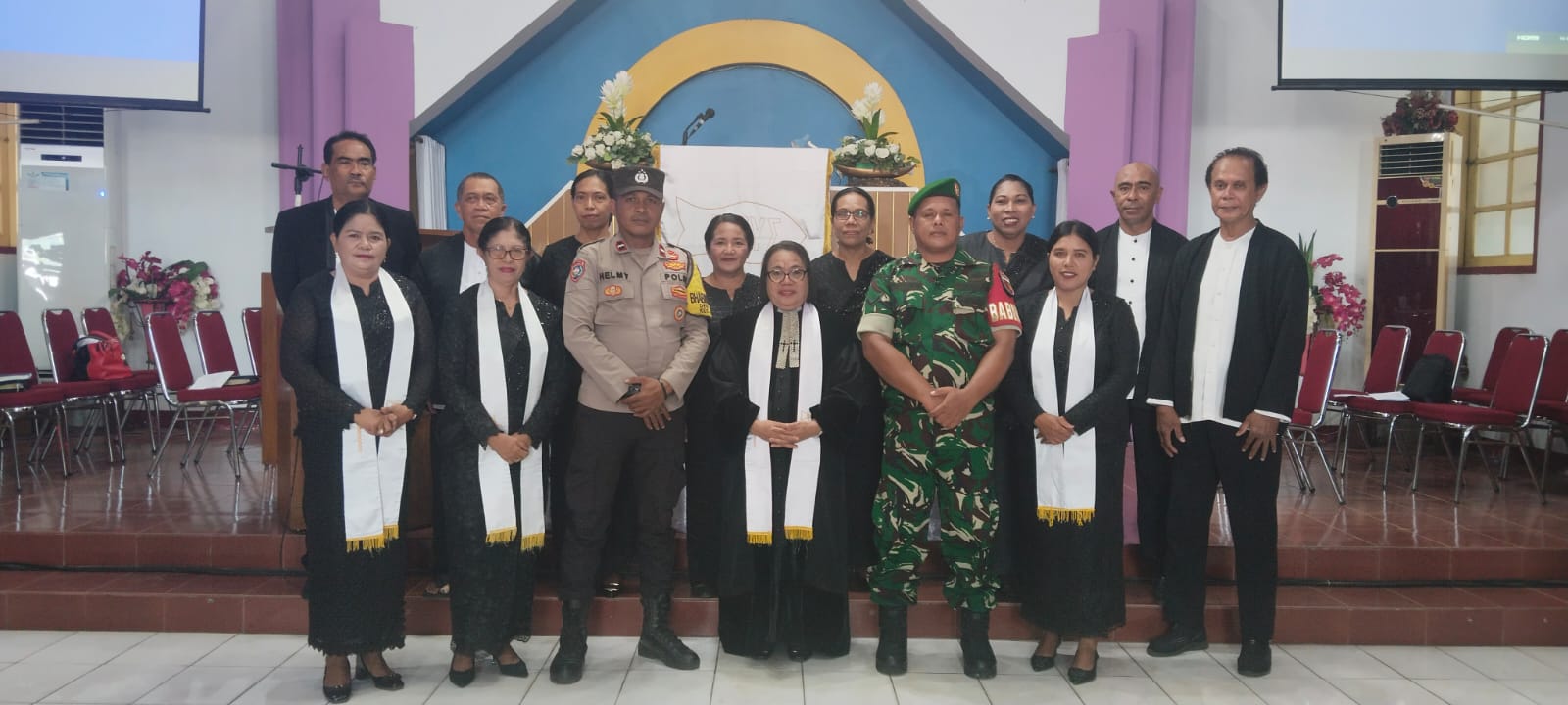 Pengamanan Ibadah Natal di Gereja Elohim Desa Latta oleh Bhabinkamtibmas dan Babinsa