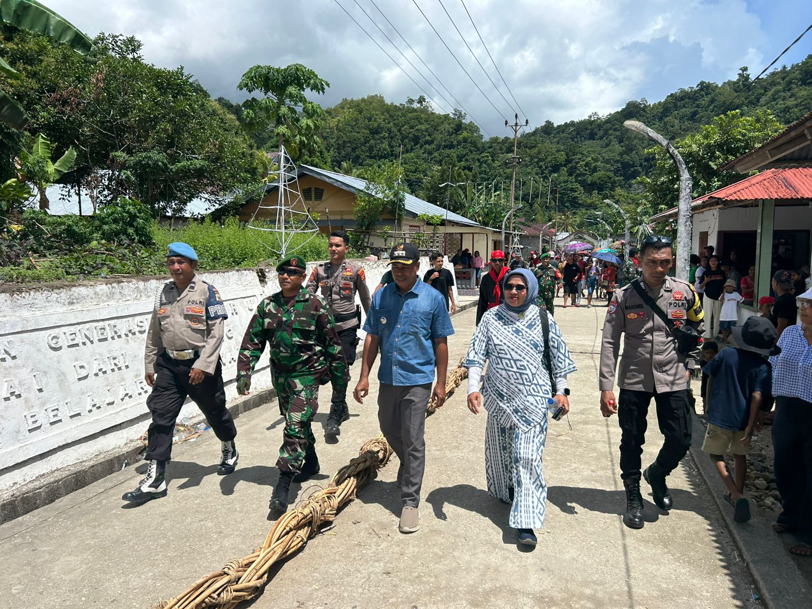 PENGAMANAN PENUTUPAN ADAT HELA ROTAN DI NEGERI ABORU OLEH POLSEK HARUKU BERJALAN LANCAR