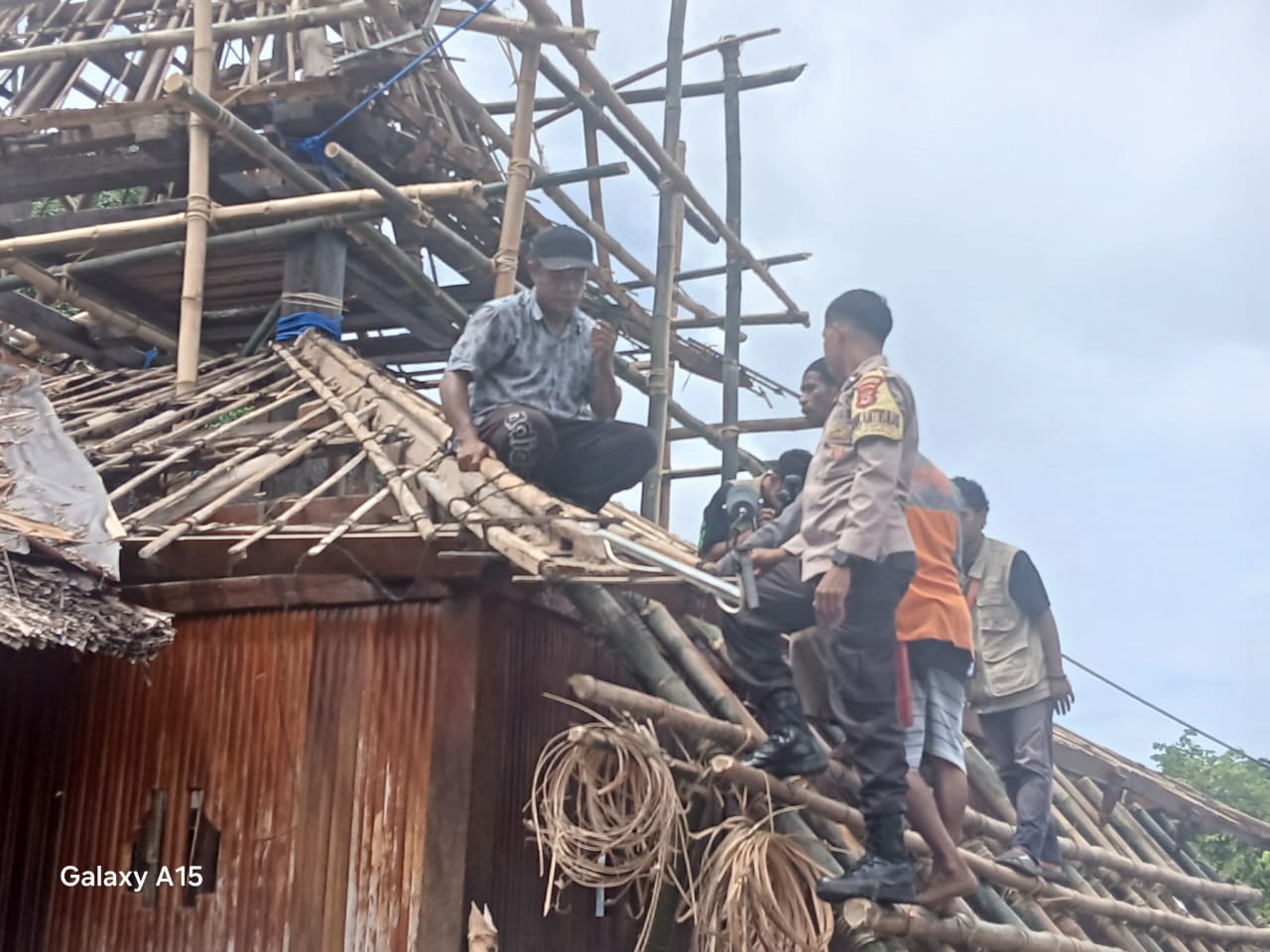 BHABINKAMTIBMAS NEGERI KAITETU DAN MASYARAKAT BERGOTONG ROYONG GANTI ATAP MASJID TUA WAPAWE