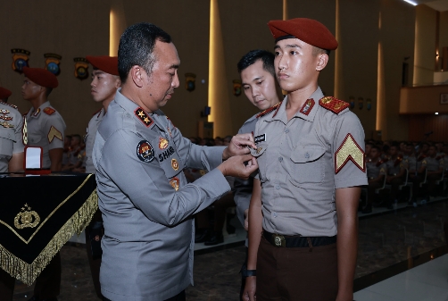 Kadivhumas Berikan Pin Brivet Kepada 10 Taruna Akpol Dengan Nilai Sertifikasi Kehumasan Terbaik