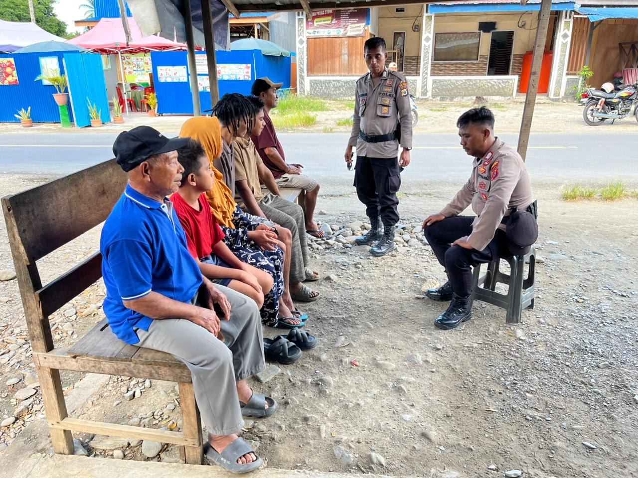 Sat Binmas Polres Buru Selatan Rutin laksanakan sambang Sinergitas Dengan Warga