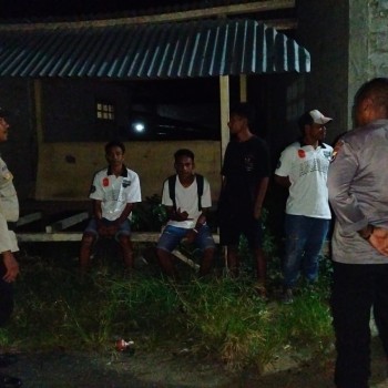 Patroli Malam Hari, Personel Polsek Leksula  Himbau Warga Jaga Kamtibmas