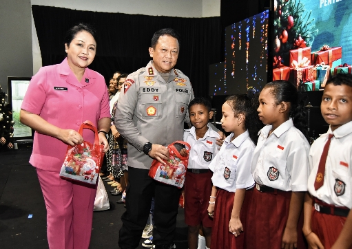 Rayakan Natal dan Serahkan Bantuan Ketum Bhayangkari di SBB, Kapolda: Mari Kita Jaga Persaudaraan dan Kedamaian