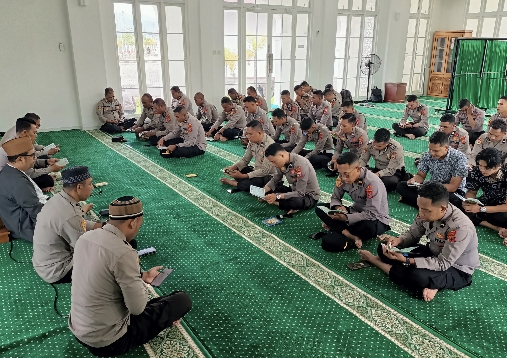 Tingkatkan Mental dan Akhlak Personel Polda Maluku Gelar Yasinan di Mushollah Ar-Rahman