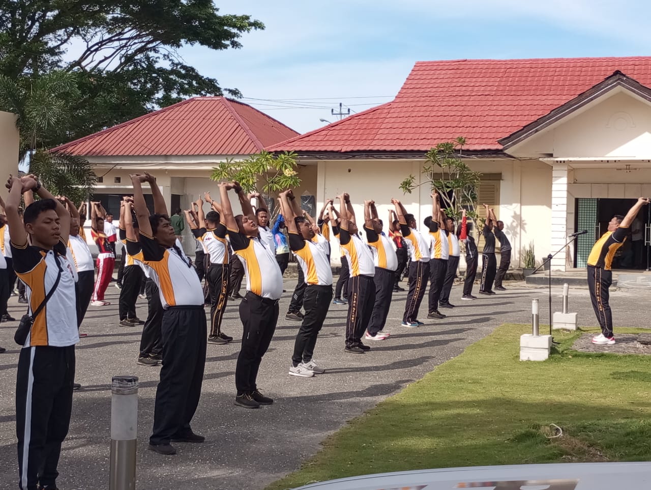 Jaga Kesehatan dan Kebugaran Fisik,Personil Polres Buru Selatan Melaksanakan Olahraga Senam Bersama