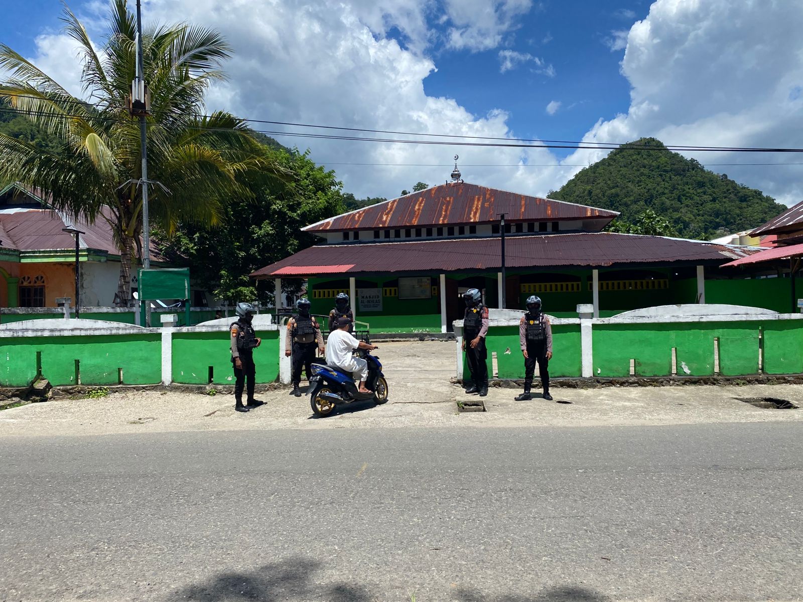 Dalam Rangka Memberikan Rasa Aman untuk Masyarakat, Sat Samapta Polres Buru Selatan laksanakan Pengamanan Sholat Jumat