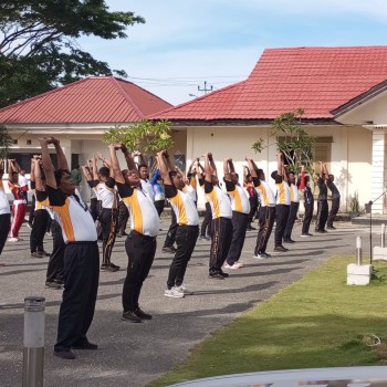 Jaga Kesehatan dan Kebugaran Fisik,Personil Polres Buru Selatan Melaksanakan Olahraga Senam Bersama