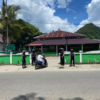 Dalam Rangka Memberikan Rasa Aman untuk Masyarakat, Sat Samapta Polres Buru Selatan laksanakan Pengamanan Sholat Jumat