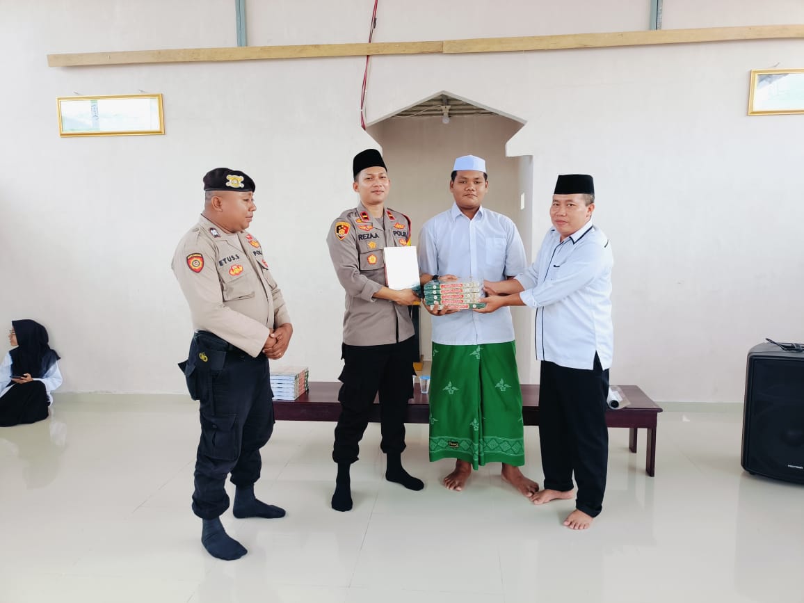 Sambangi Pondok Pesantren,Kapolsek Waisarissa Wakafkan Al-Qur'an