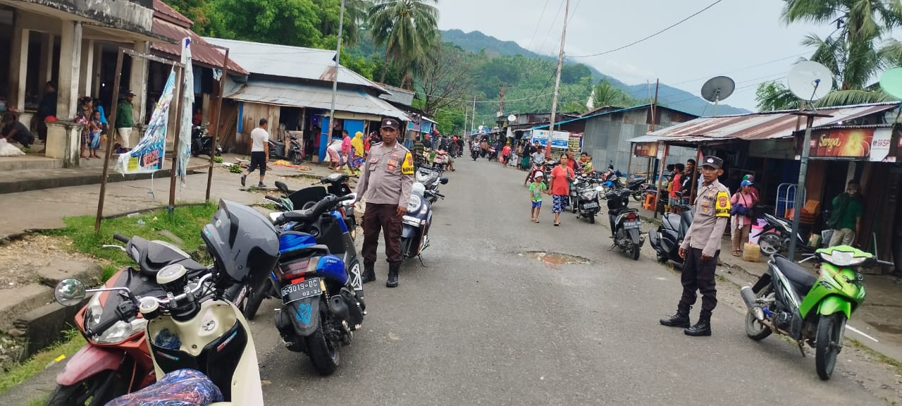 Patroli Pasar, Anggota Polsek Leksula, Berikan Himbau Kepada Pedagang dan Pengujung Pasar.