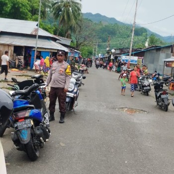 Patroli Pasar, Anggota Polsek Leksula, Berikan Himbau Kepada Pedagang dan Pengujung Pasar.