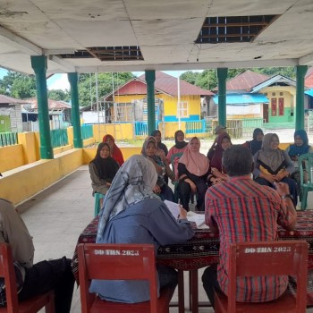 Bhabnkamtibmas mengikuti kegiatan Penyerahan Bantuan UMKM dari Dana Desa di Negeri Tial