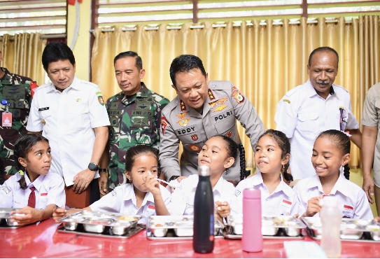 Bersama Forkopimda Tinjau Program MBG di SD Negeri 3 Hative Besar, Kapolda: Kita Siapkan Mereka Untuk Masa Depan