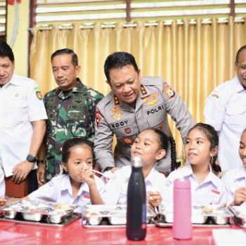 Bersama Forkopimda Tinjau Program MBG di SD Negeri 3 Hative Besar, Kapolda: Kita Siapkan Mereka Untuk Masa Depan