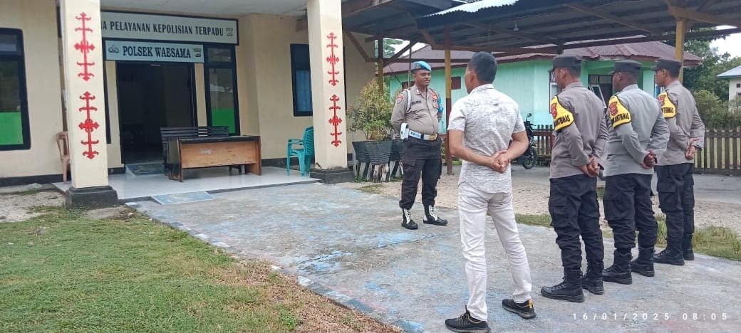 Apel Pagi Menjadi Salah Satu Tanda Kesiapan Anggota Polsek Waesama Melaksanakan Tugas Melayani Masyrakat