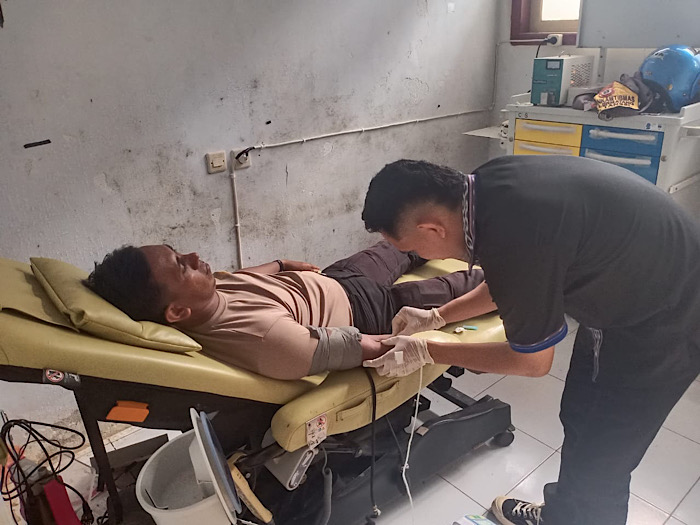 Peduli sesama, Bhabinkamtibmas Lermatang donorkan darah demi Kemanusiaan