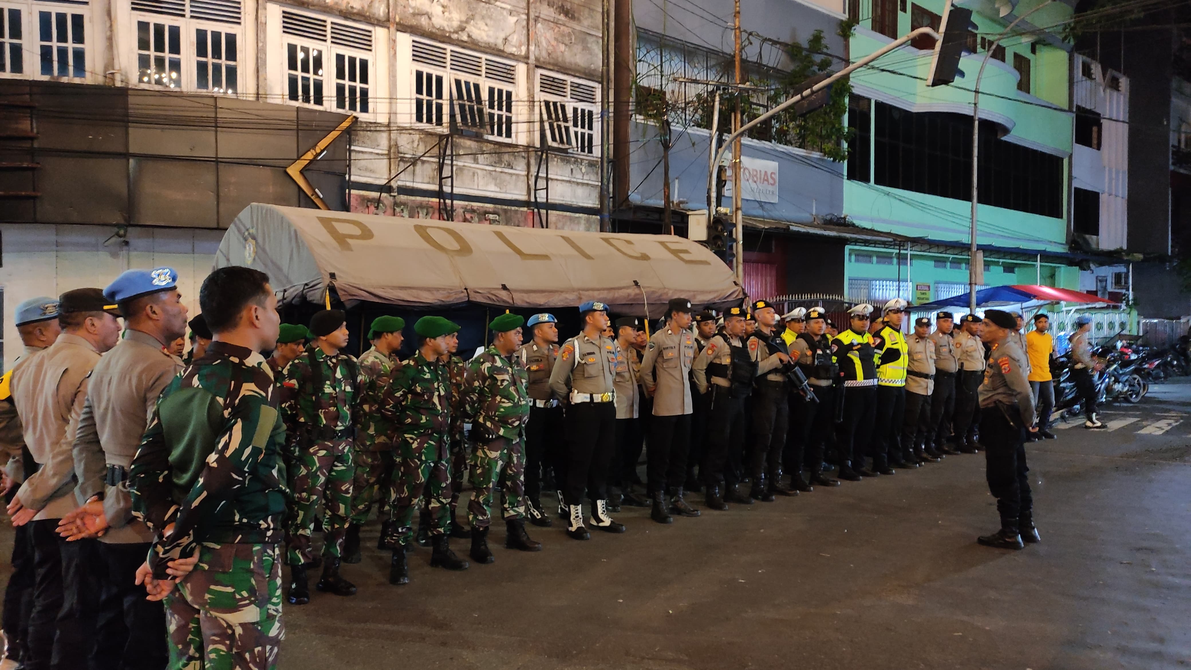 Patroli Gabungan TNI-Polri di Kota Ambon Jaga Kamtibmas di Malam Hari