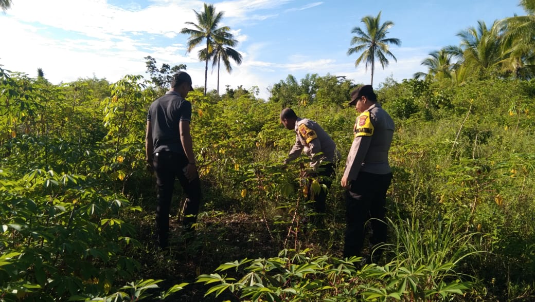 Dukung Ketahanan Pangan Bhabinkamtibmas Desa Siwar melaksanakan pembersihan lahan bersama Masyarakat