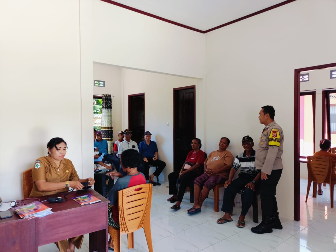 Layanan Kesehatan, Bhabinkamtibmas Polsek Waisarissa Monitoring dan Lakukan Pendampingan Pelaksanaan Posyandu Lansia
