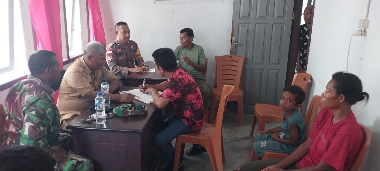 Bersama Pemdes dan Babinsa, Bhabinkamtibmas Bomaki selesaikan masalah Warga