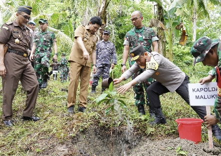 Wakapolda Maluku Hadiri Penanaman 1.000 Pohon yang Digelar Kodam XV/Pattimura