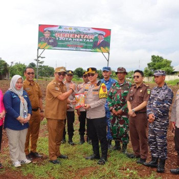 Dukung Swasembada Pangan, Polda Maluku-Polres  Turut Sukseskan Program Penanaman Jagung Serentak.