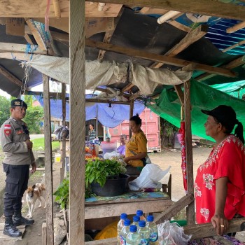 Bhabinkamtibmas Brigadir Polisi Siahaya Sosialisasikan Kamtibmas Bagi Warga Desa Eray